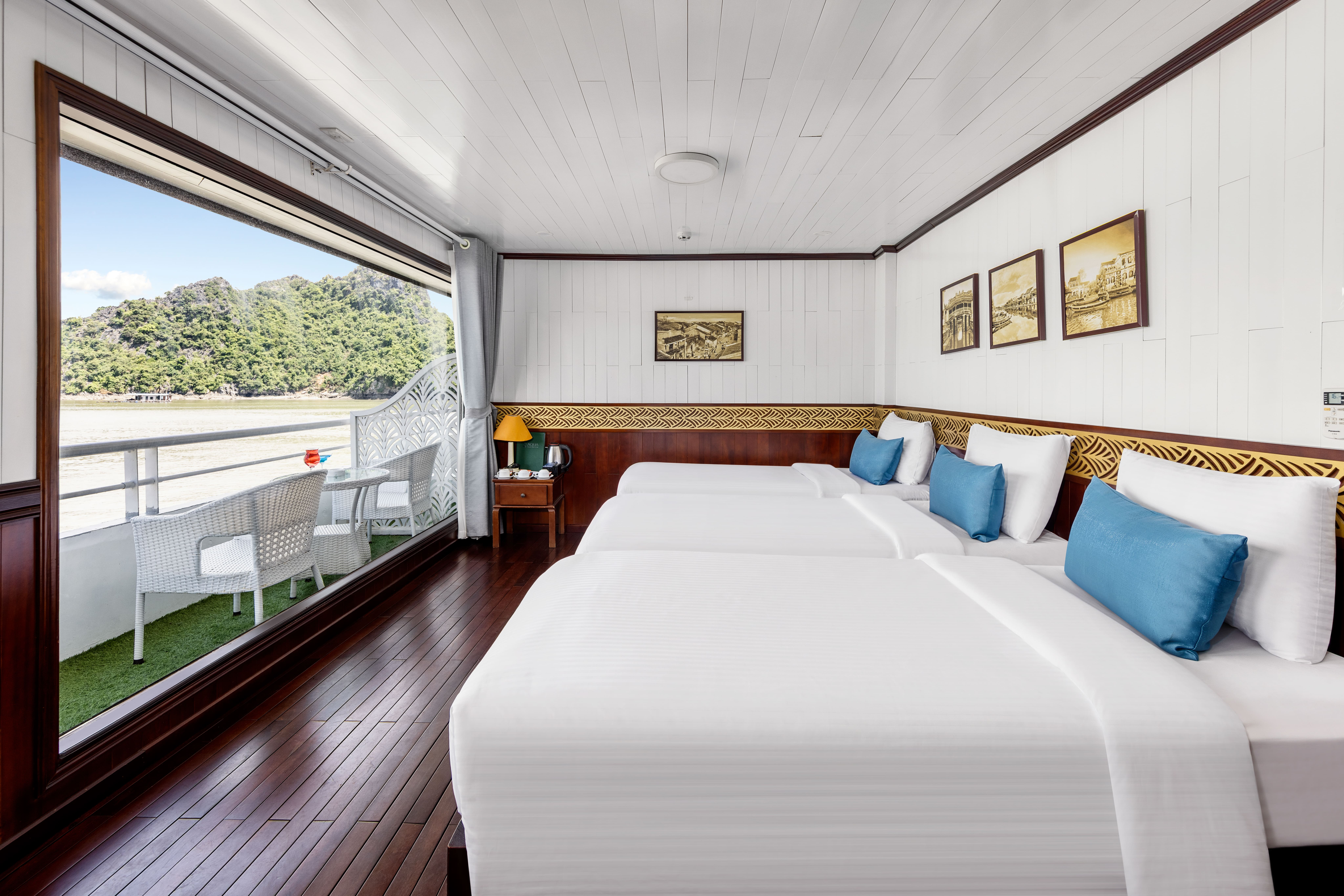 Junior/Senior Triple Suite Sea View with Private Balcony and Bathtub