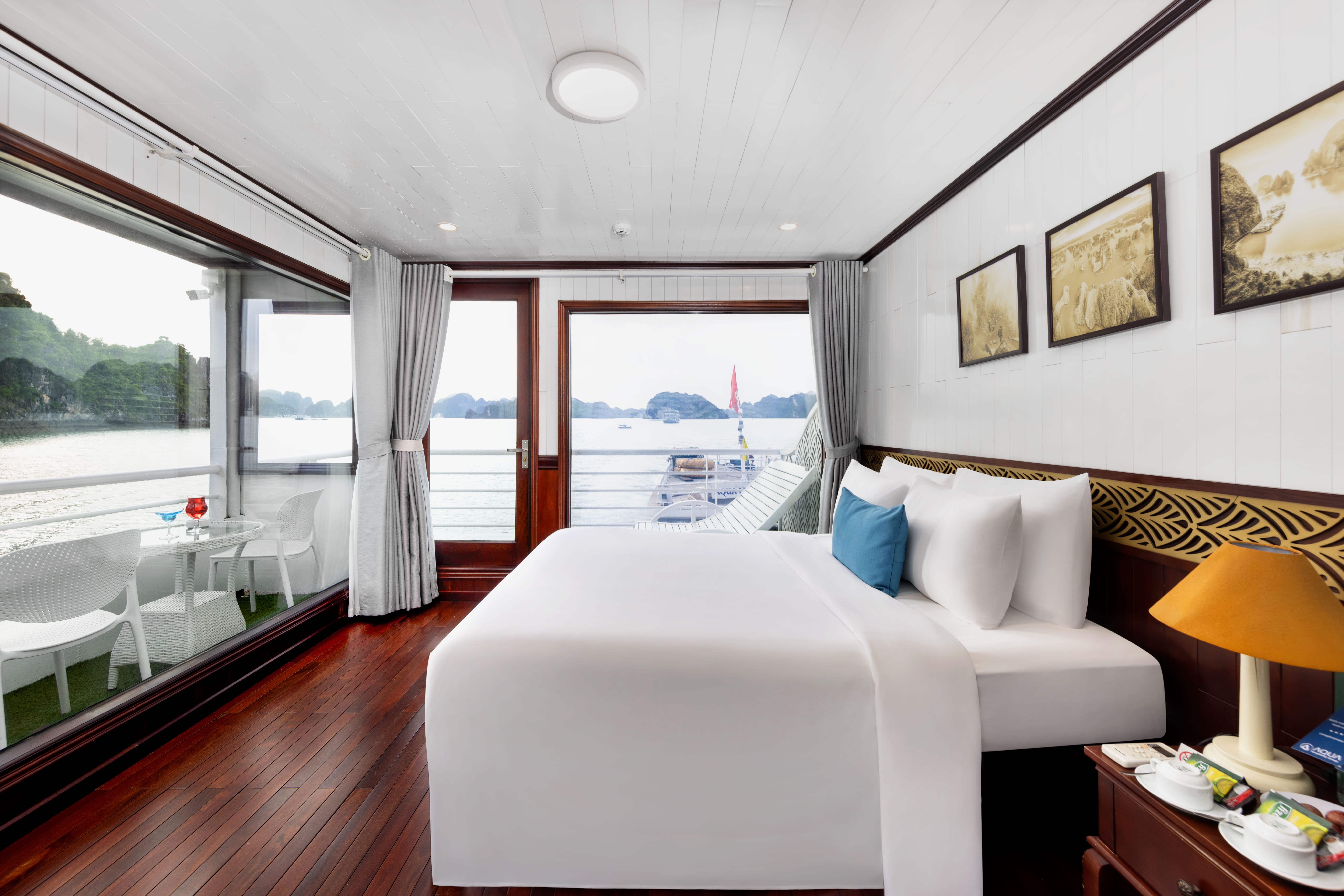 Executive Suite Sea View with Private Balcony and Bathtub