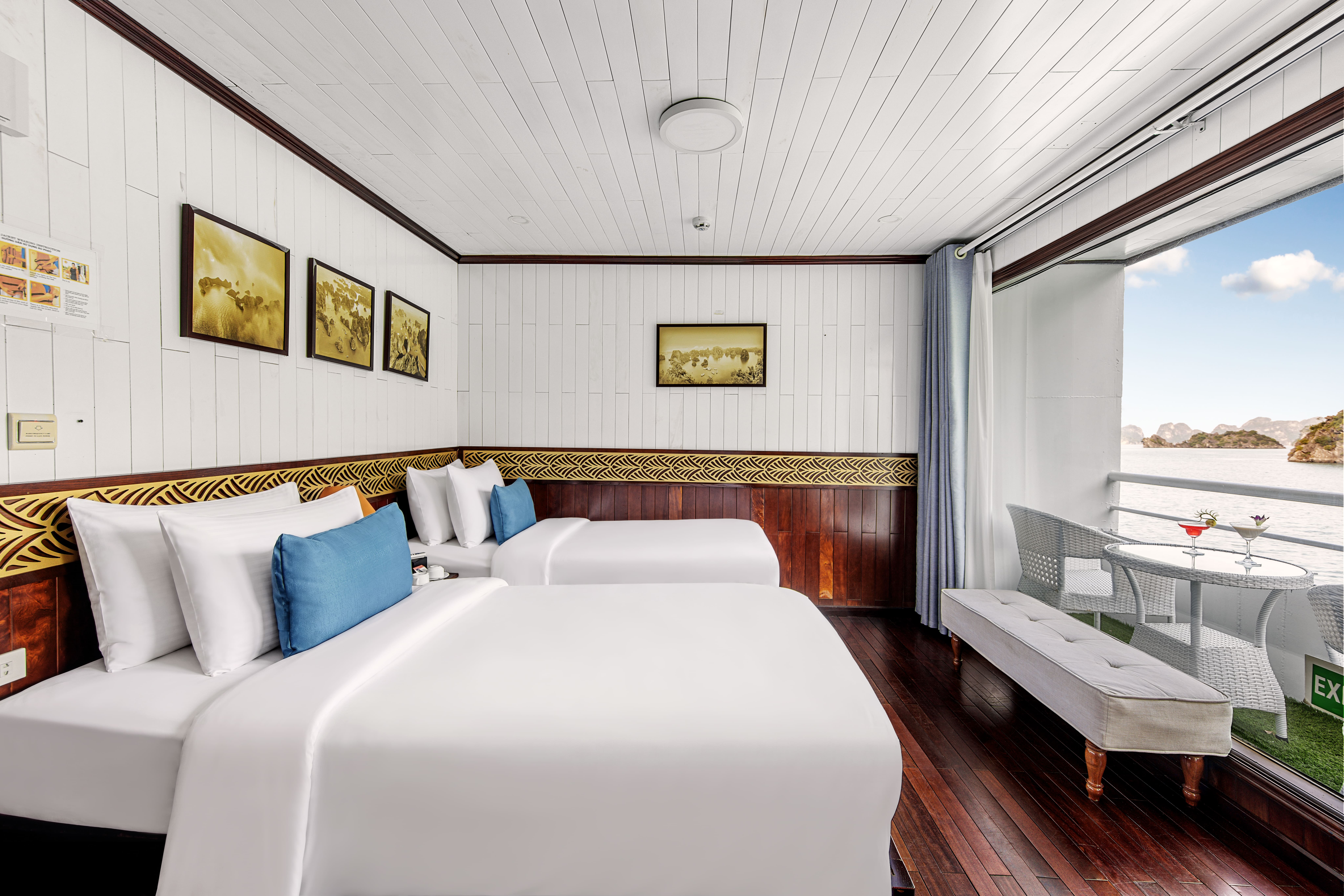 Junior/Senior Twin Suite Sea View with Private Balcony and Bathtub